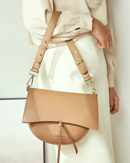 Versatile Leather Shoulder Bag with Retro Saddle Design