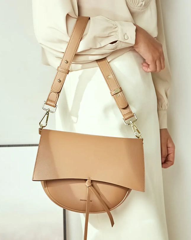 Versatile Leather Shoulder Bag with Retro Saddle Design