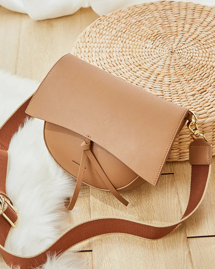 Versatile Leather Shoulder Bag with Retro Saddle Design